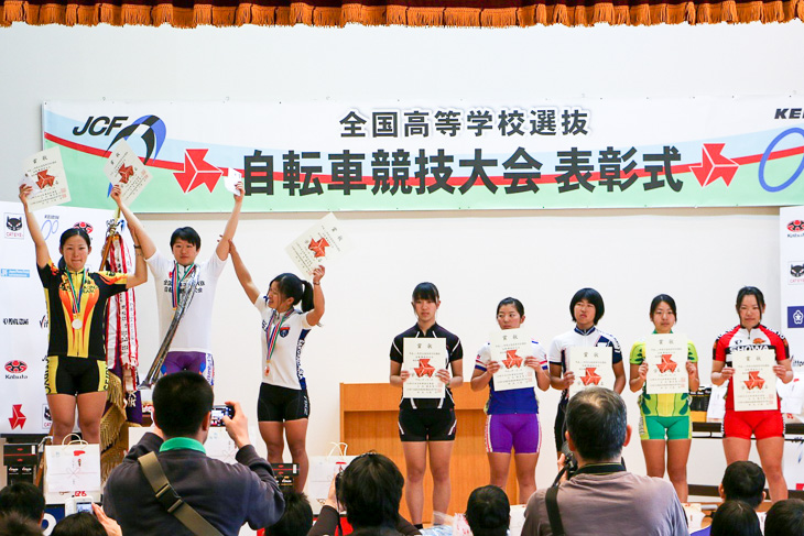 女子表彰　優勝は梶原悠未（筑波大坂戸高）。2km個人追抜き、スクラッチレースとともに3種目優勝