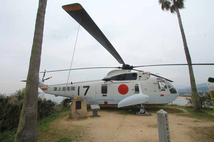 大三島の多々羅大橋へのアプローチの途中には海自のSH-3シーキングが展示されている