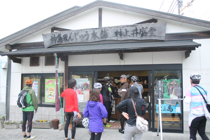 神社の向側にあるおまんじゅう屋さんも非常においしい