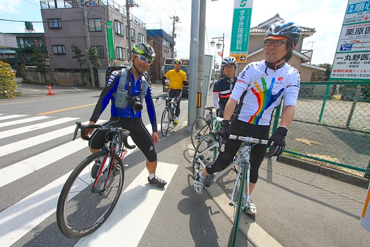 この日入社の安岡と藤原。編集長の横でまだ表情は硬い。