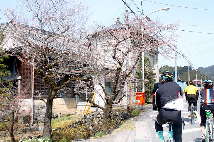 1929年(昭和4年)に建てられ築85年を迎えた旧名栗郵便局前を通過します。