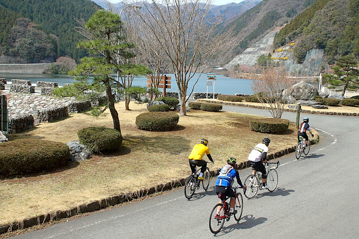 名栗湖に到着。すっかり春めいた美しいダム湖が私たちを優しく迎えてくれる。