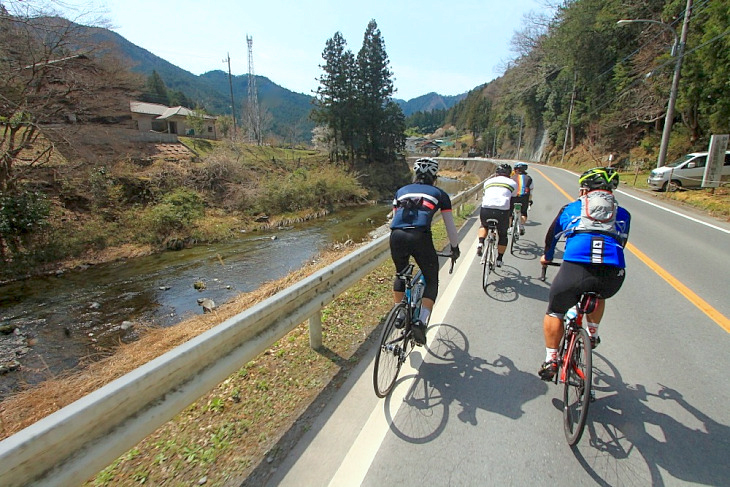 名栗渓谷のせせらぎを楽しみながら車列は進む。