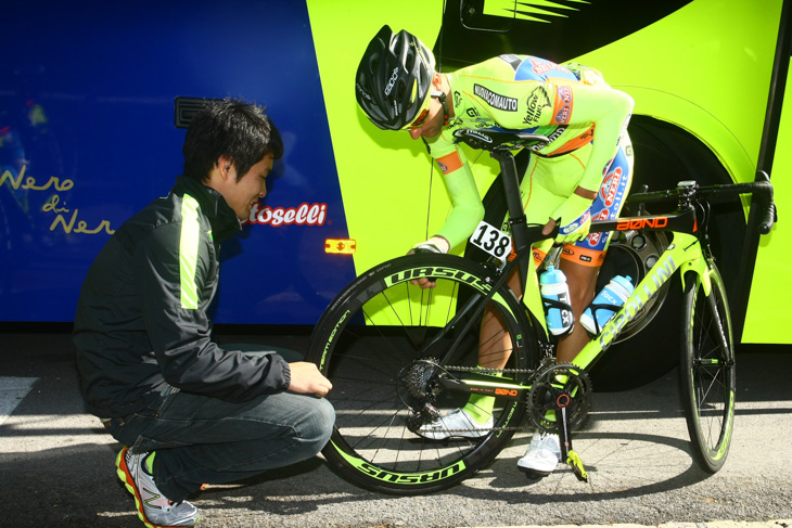 選手と意見を交わしながらバイクを調整する大西恵太メカニック