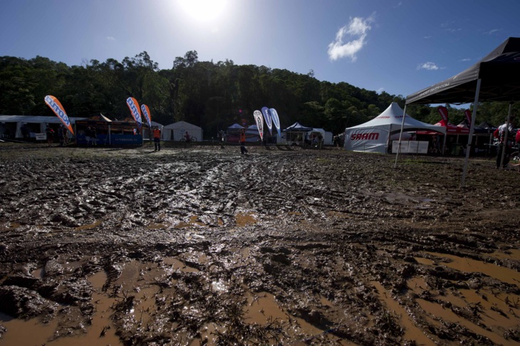 降雨により会場のブースエリア周辺も酷い状況となった