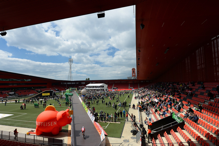 ヌシャテルのサッカースタジアムがスタート/ゴール地点となった