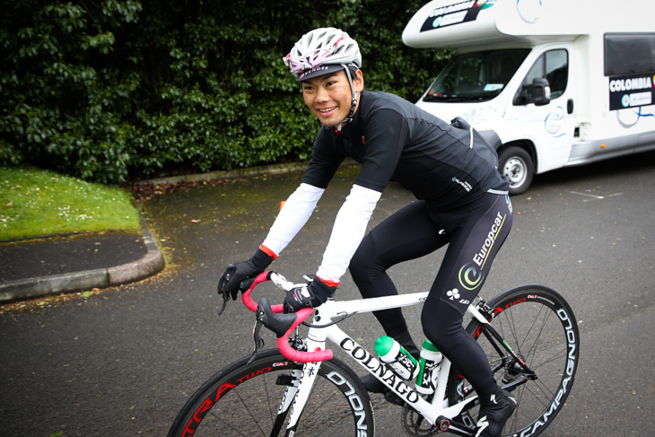 雨の中トレーニングライドに出かける新城幸也（ユーロップカー）