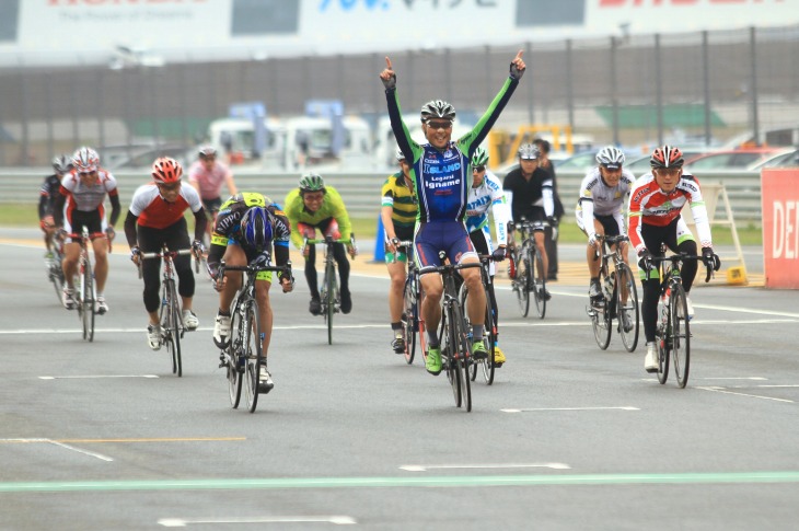 約300kmを走りきり7時間の部総合を制した高岡亮寛選手（イナーメ信濃山形）