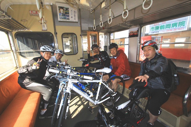 ガタゴト揺れる車内でしばしの列車旅。昭和の香りが漂う