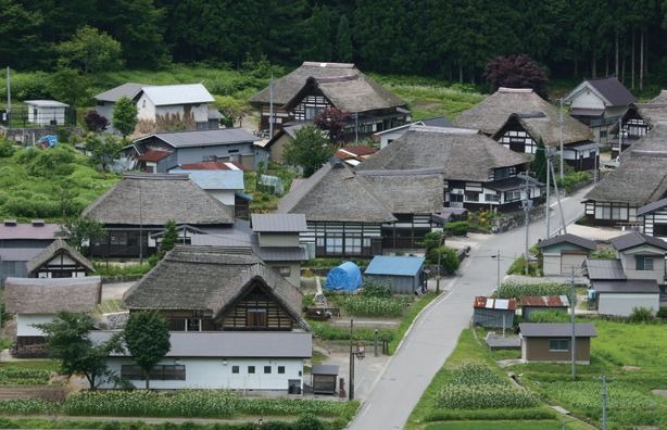 昔ながらの茅葺の民家が残る集落