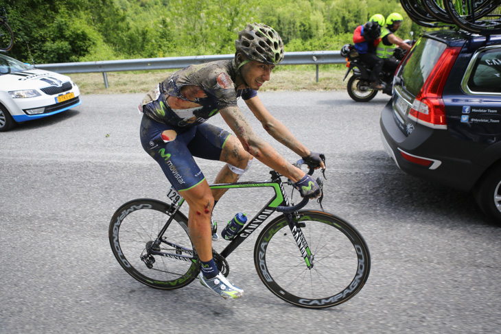 2級山岳チェントクローチ峠の下りで落車したアドリアーノ・マローリ（イタリア、モビスター）