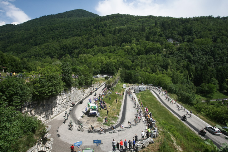 4級山岳レ・スカーレ・ディ・プリムラーノを登るメイン集団