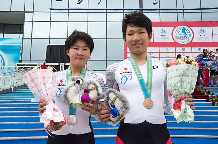 女子エリート個人タイムトライアル2位の與那嶺恵理（TEAM FORZA）と男子ジュニア個人タイムトライアル 3位の草場啓吾（北桑田高校）