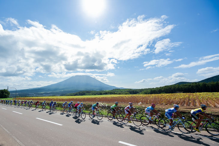 羊蹄山を横目に走るニセコクラシック2014（写真はツール・ド・北海道）