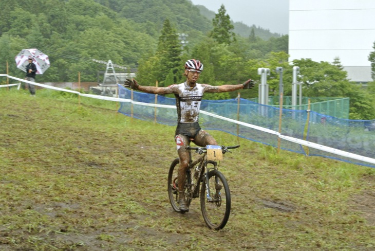 国内敵なしの斉藤亮（ブリヂストンアンカー）がマッドコンディションでも安定した強さを見せつけた