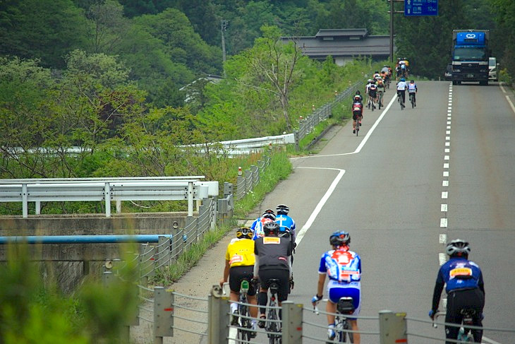 ダラダラと登る県道33号線。微妙にキツイ。