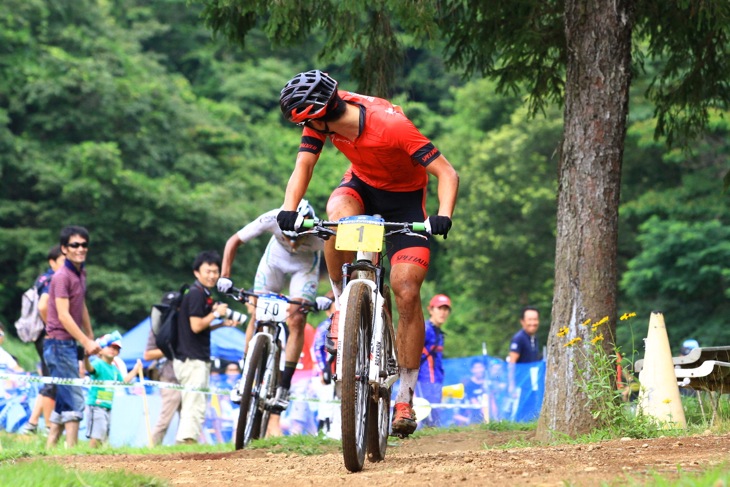 先行した山本幸平（SPECIALIZED RACING TEAM）の後ろから武井亨介（チーム・フォルツァ！）が狙う