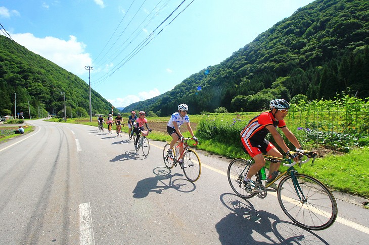 伊南川沿いのなだらかな道を走っていく