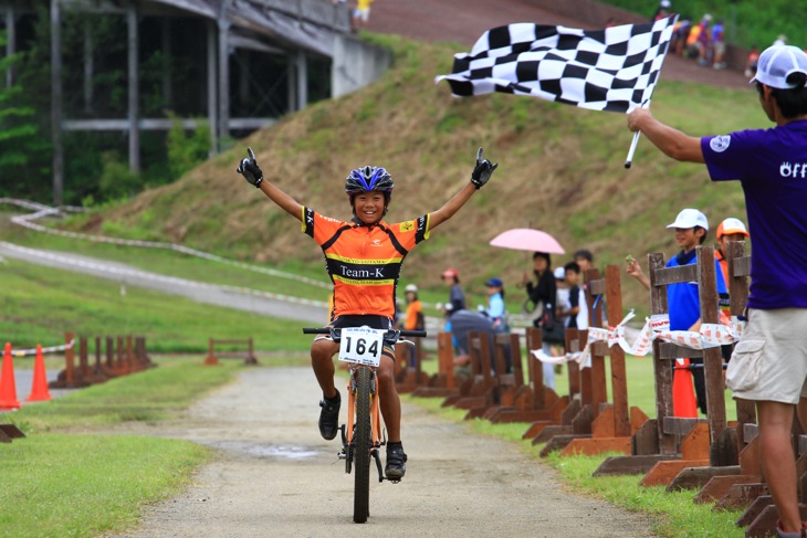 小学4年男子は綾野 尋（チームK/埼玉県 所沢市立山口小学校）が独走優勝