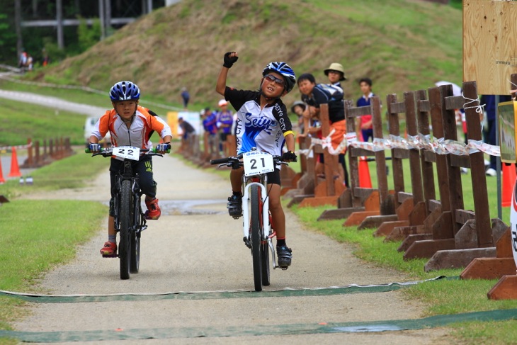 小学2年男子を制した村上 ヒカル（愛媛県 西予市立多田小学校）