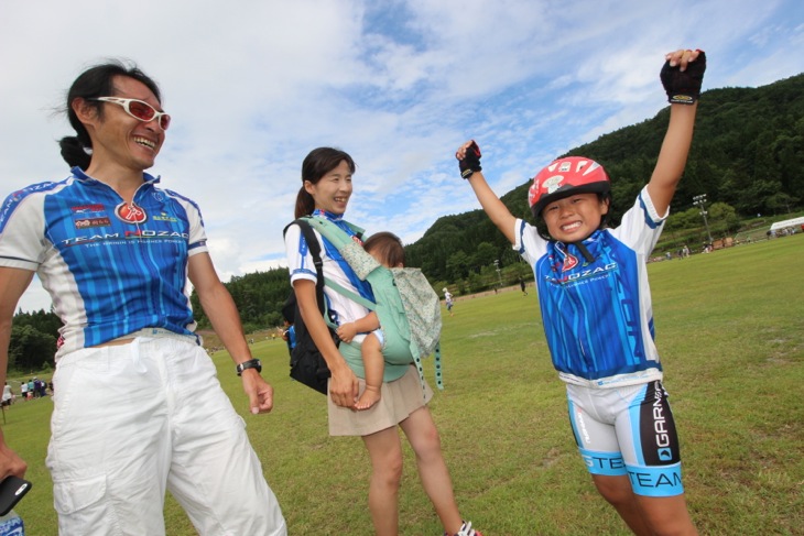 優勝して家族のもとで歓喜する小学1年生！