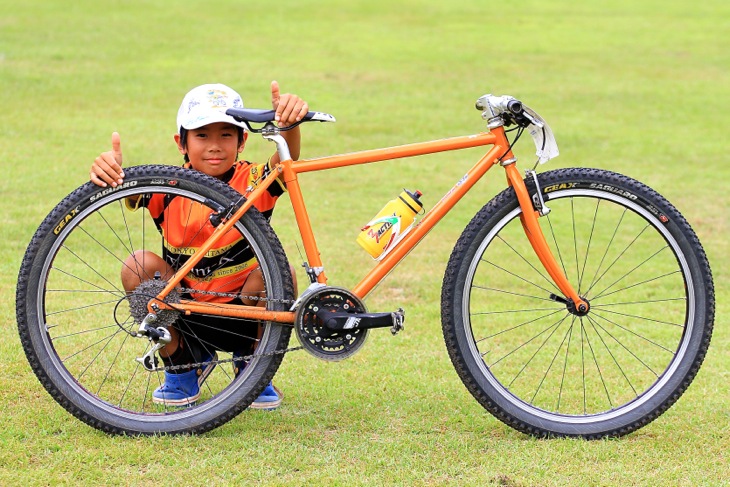 小学4年男子優勝　綾野 尋くん(チームK)の愛車はリッチーP23をレストアしたフルリジッドバイク