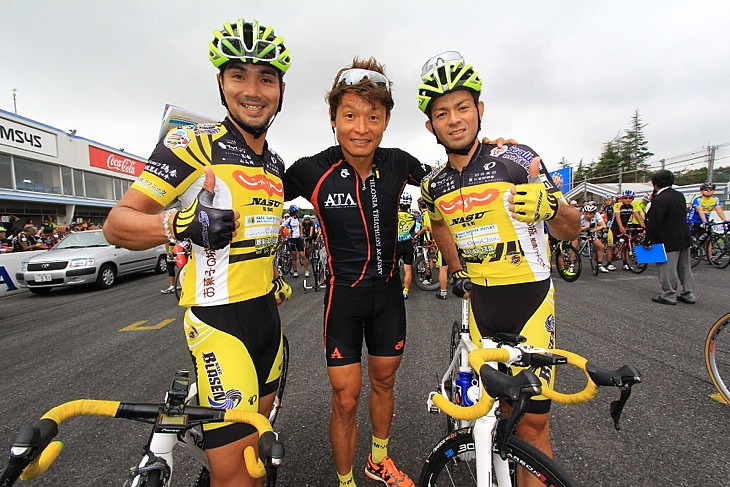 ゲストライダーの那須ブラーゼン普久原奨選手と清水良之選手、大会MCの白戸太郎さん