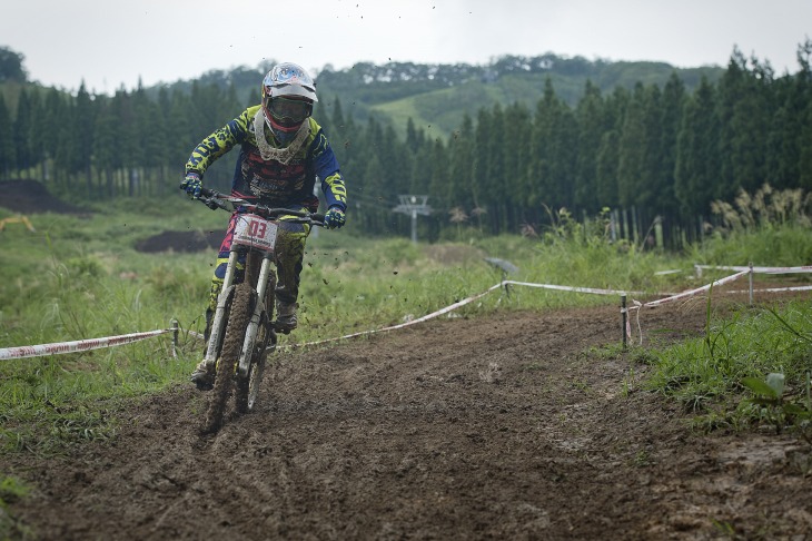 女子エリートクラス優勝の末政実緒（DIRTFREAK/SARACEN）