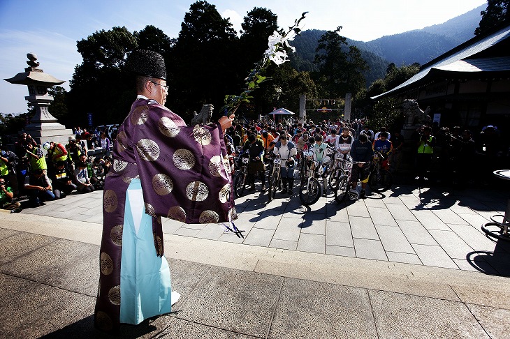 神主さんが勝負を神前に捧げる