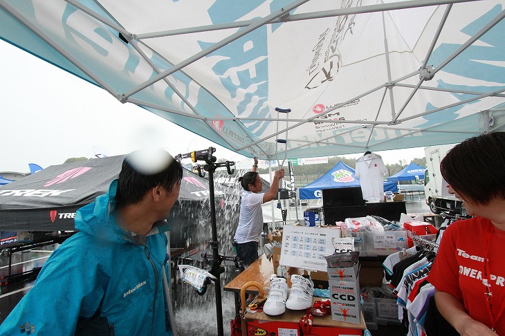 ブースも雨で大変です