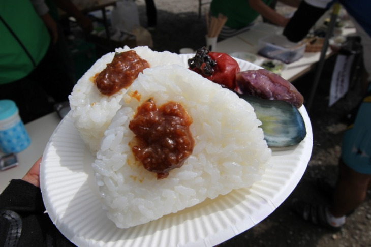 池田町の特産品のねぎ味噌をつかったおにぎり