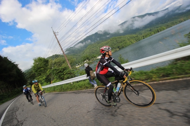 青木湖の湖水近くを走れる裏道がコースとなっている。