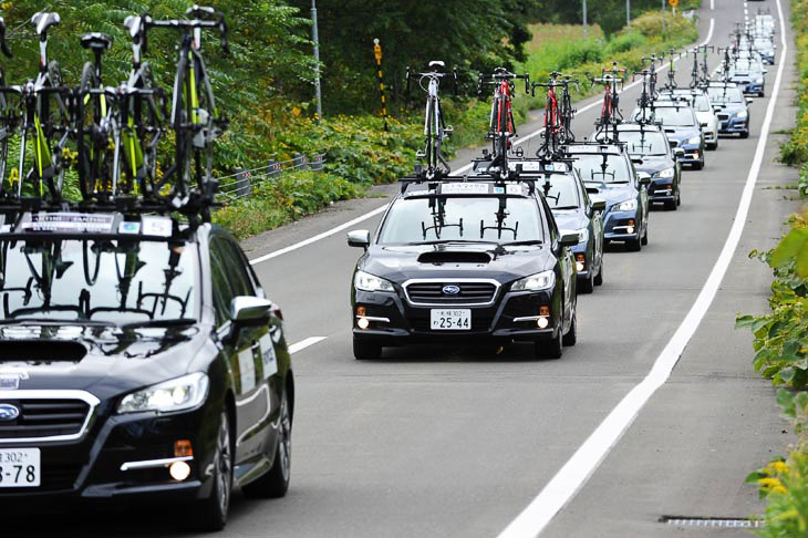 チームカーに導入されたスバル・レヴォーグの車列が続く