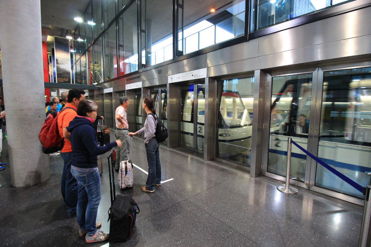 チューリッヒ空港に到着。施設内に地下鉄が走っているなんて…どんだけ広いんだ