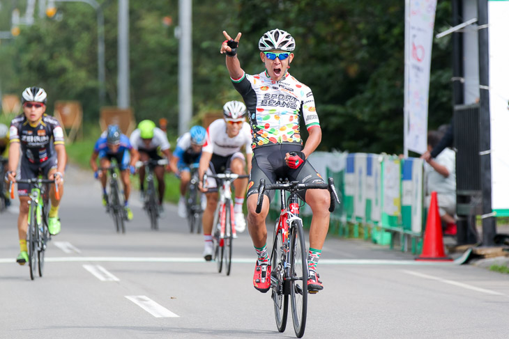 ラスト2kmでアタックしたルイスエンリケ・ダヴィラ（ジェリーベリーP/Bマキシス）が優勝