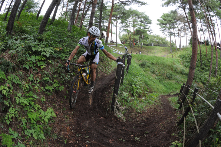 スイッチバックをこなす山川惇太郎（Team CHAINRING）