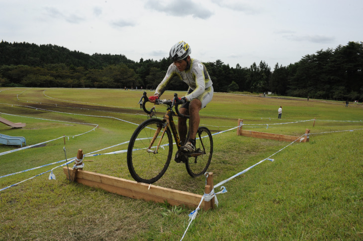 シケインをバニーホップで越える松井正史（シマノドリンキング）