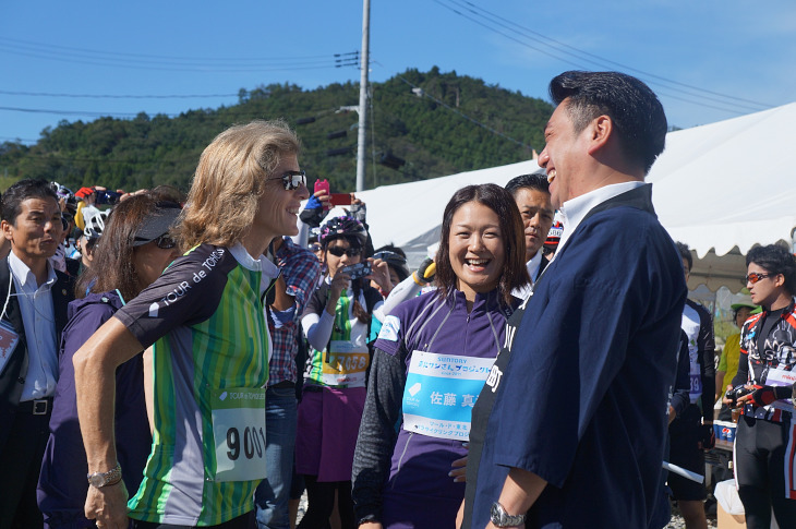 女川町長・須田善明さんと談笑するケネディ駐日米国大使