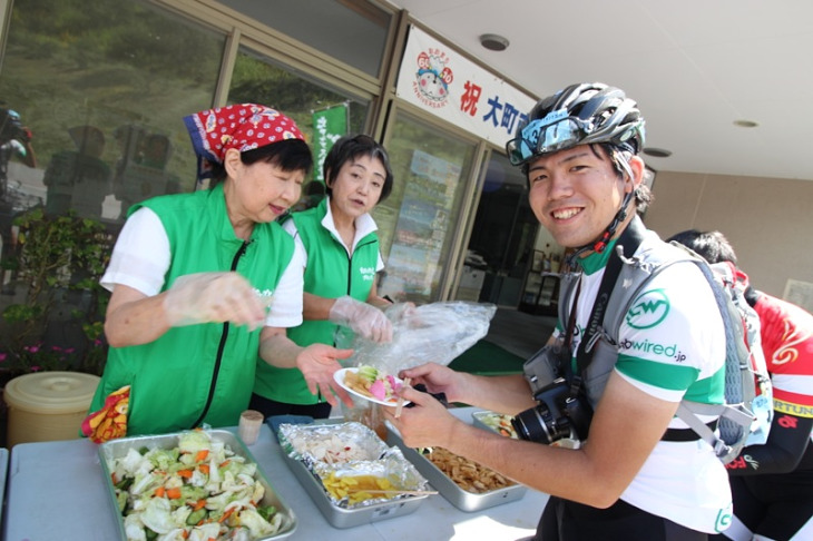 美麻エイドではお漬物をたっぷり頂きました