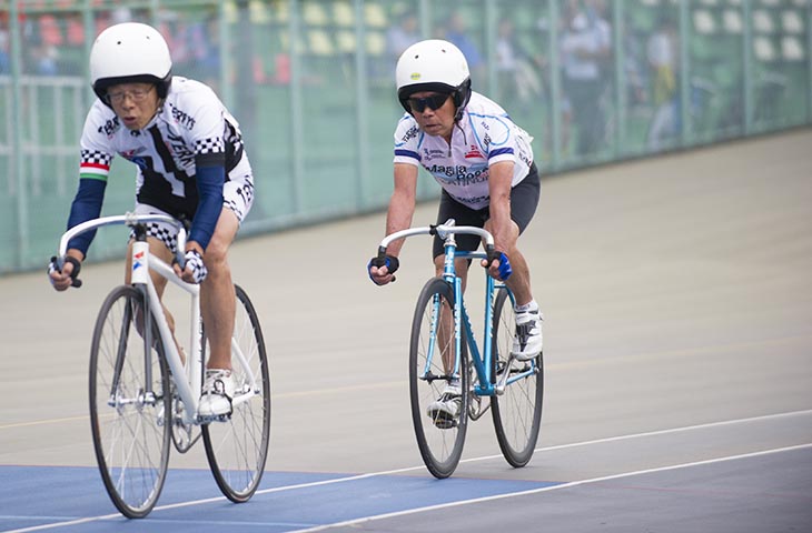 ケイリンを走る今大会出場者最高齢の中山勝男さん