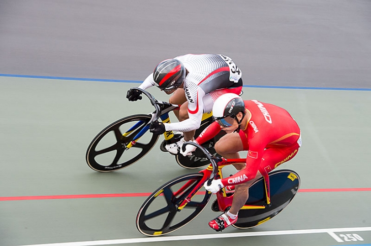 男子スプリント　1/2決勝でサイフェイ・バオ（中国）と競り合う中川誠一郎