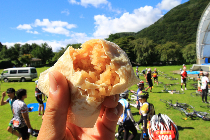 鬼怒川のエイドステーションではゆばむすびが振る舞われた。全国のイベント補給食の中でも抜群の美味しさでした