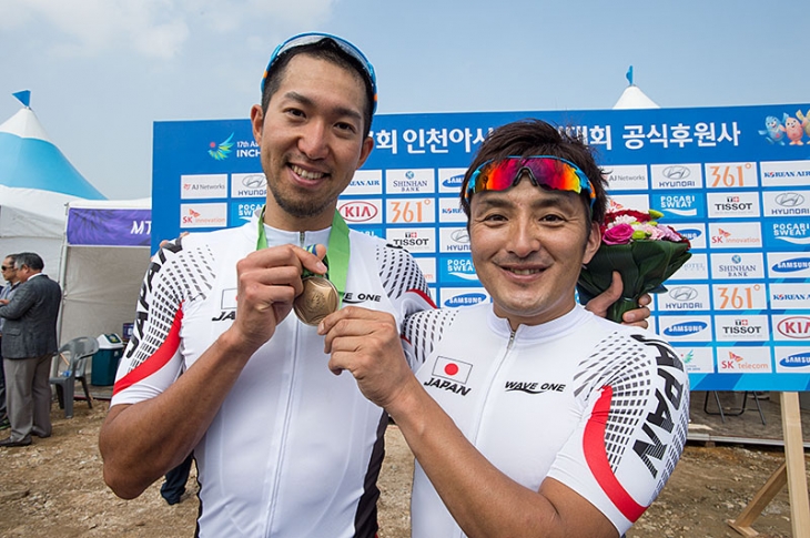 銅メダルを獲得した山本幸平（SPECIALIZED RACING XC）と鈴木雷太コーチ