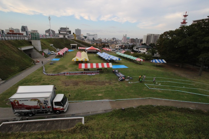 宇都宮城址公園に設営中のジャパンカップシクロクロスのコース