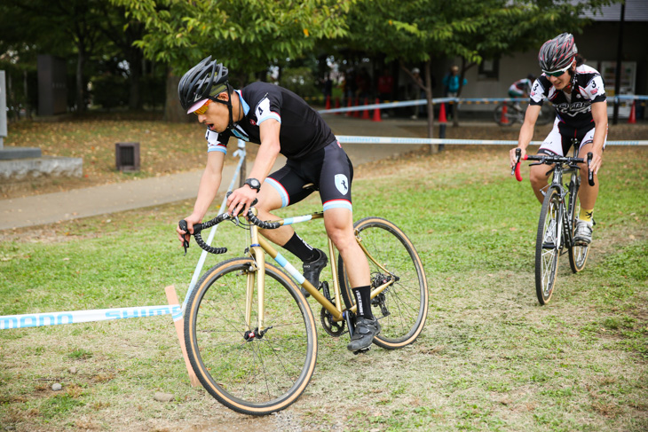 カテゴリー1　4位争いを繰り広げる濱由嵩（SPEEDVAGEN CYCLOCROSS TEAM）と丸山厚（BOMA RACING）