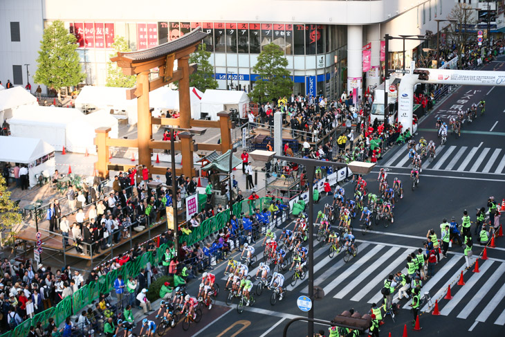 観客が詰めかけた宇都宮大通りをプロトンが行く