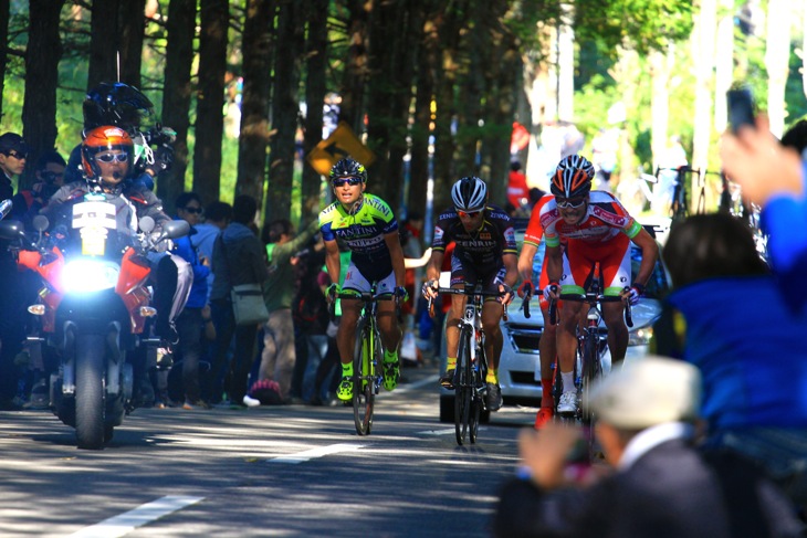 ラスト4周、まだ逃げを続ける4人だが山本元喜（ヴィーニファンティーニNIPPO）が苦しみだす