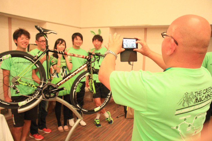 サガンのバイクと一緒に写真を撮るのは徳田兄弟、橋本英也、石橋学ら鹿屋体育大学勢。カメラマンは黒川剛監督だ