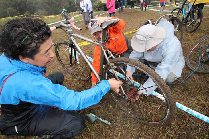 こちらはホース持参で準備万端のよう。ここもレースに影響する？