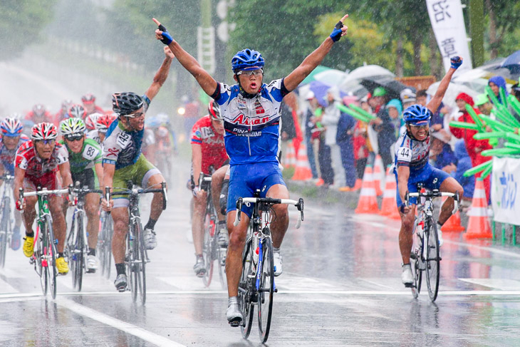 2008年ツール・ド・北海道第2ステージ優勝の盛一大（愛三工業レーシングチーム）。西谷泰治との連携